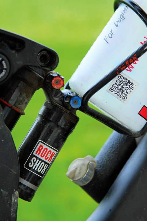   Conway WME 1027 Carbon: Space problem - When fully extended, the upper end of the reservoir presses down on the water bottle. The threads for the bottle cage should be a little higher.