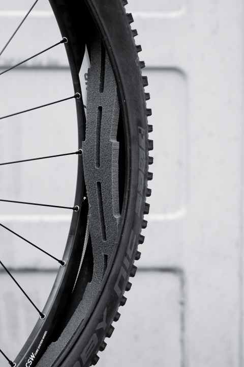   FAKTEN:  Name: Huck Norris   Preis / Gewicht: 79 Euro / 73,6 g (je Reifen, 27,5", Size S)  Material: Schaumstoff  Größen:  In drei Breiten erhältlich  für Felgen von 21–45 mm Maulweite. 