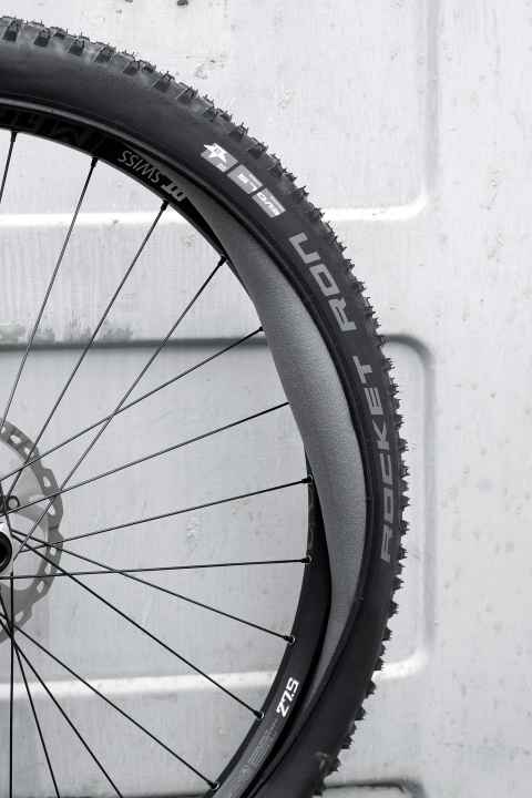   Billig-Alternative: Als günstige Alternative besorgten wir uns Rohrisolierung aus dem Baumarkt, die wir mit Paketklebeband zusammenklebten. Das weichere aber doppellagige Material erzielte fast die gleichen Werte, könnte die Dichtmilch aber blockieren. 