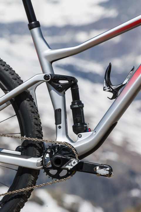   Instead of the black cover, you can also ride the bike with a front derailleur. The opening in the frame also provides access to the seat post.