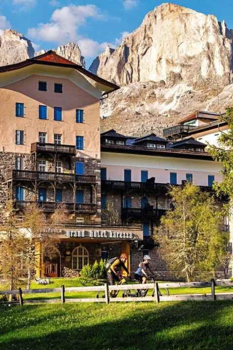   Angeblich residierte hier in Carezza einst auch Kaiserin Sissi. Kaum verwunderlich, bei dem Dolomiten-Panorama.