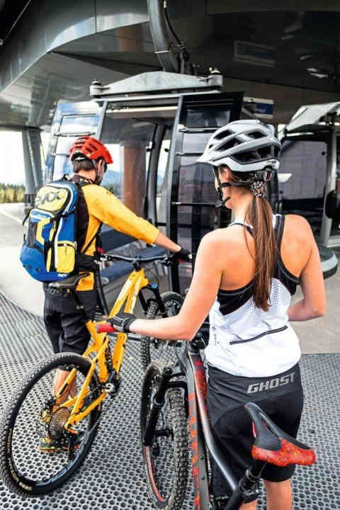   Startpunkt Kabinenbahn Welschnofen: Auf der Latemar-Umrundung lassen sich mit zwei Aufstiegshilfen über 1600 Höhenmeter sparen.