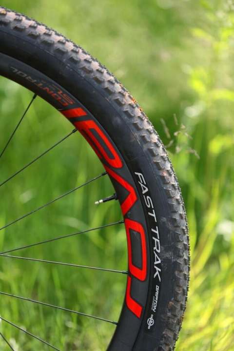   Auch bei den Laufrädern folgt man beim Epic dem Trend im XC-Worldcup: Roval-Carbonfelgen mit 25 mm Innenweite lassen den 2,3 Zoll breiten Fast Trak-Reifen voluminös sitzen. Die Specialized Fast Trak kommen übrigens mit der neuen Gripton-Gummimischung.