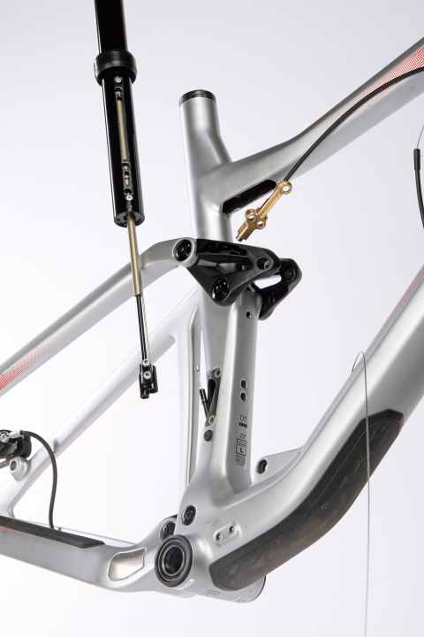   BMC zieht 2018 mit einem eigenen System nach. Für das neue Speedfox haben die Schweizer ihr eigenes Trailsync-System entwickelt. Dabei wird die Teleskopstütze ebenfalls zum Teil des Rahmens und zusätzlich noch mit dem Dämpfer gekoppelt. So benötigt man für die mechanische Stütze, die über zwei Positionen abgesenkt werden kann, nur noch einen Daumenhebel.  Ist die Stütze ausgefahren, wird am Dämpfer automatisch die Plattform aktiviert und umgekehrt. Die Hublänge der Stütze wächst mit der Rahmengröße, von 80 mm Hub in Größe S bis auf 120 mm in Größe L/XL.