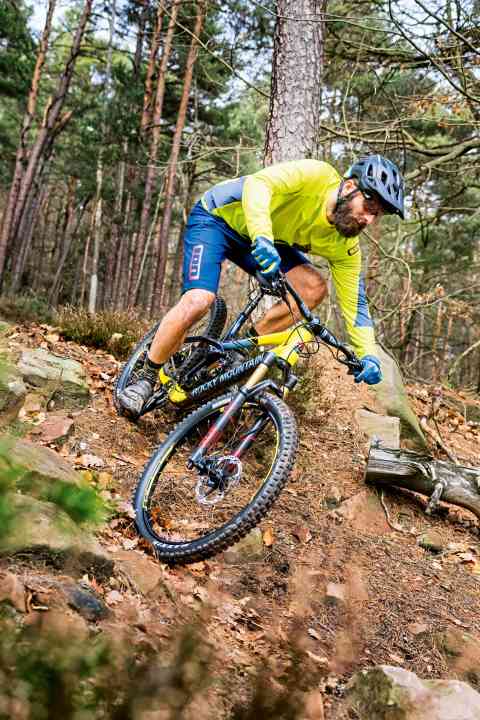   Erstaunlich verspielt für ein Super-Enduro mit fast 170 mm Federweg: das Rocky Mountain Slayer.