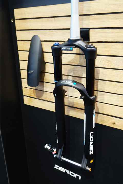   The SR Suntour Zeron has 35-millimetre stanchions and the typical Suntour mudguard for direct mounting.