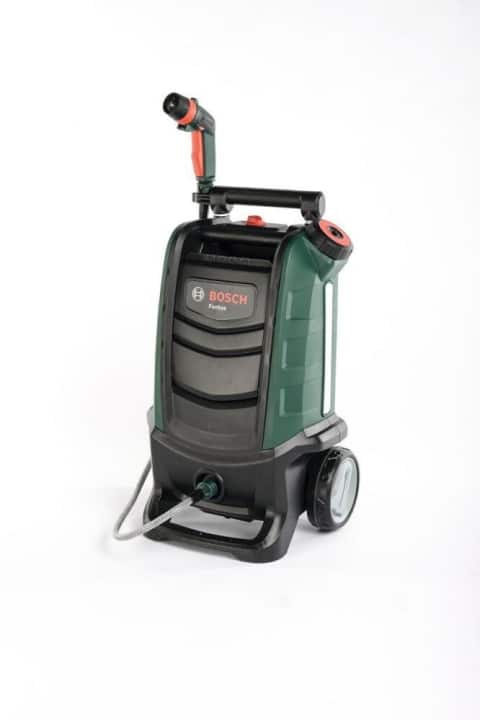 Der Bosch Fontus mit 15-Liter-Tank und drei Druckstufen (max. 15 bar) ist das größte Gerät im Test. Der Akku hält 21 Minuten.