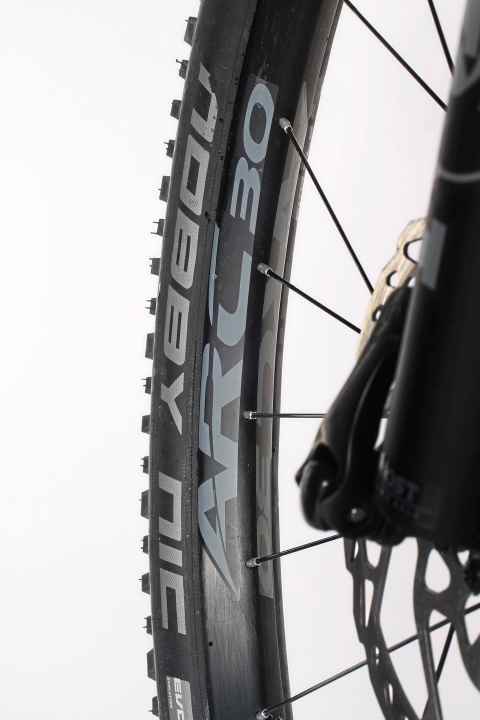   6 Despite 30 millimetre wide rims and 2.35 tyres, Ghost fitted the lightest wheels in the test. This means that the Asket is not only easy to accelerate, but can also be ridden with very low tyre pressure. The wheels also make a major contribution to the agility of the bike.