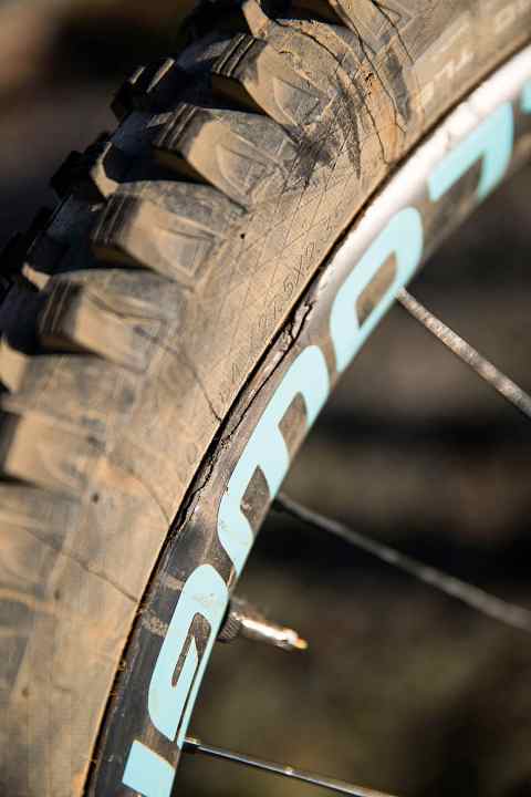   Even before the test, Cannondale warned us about the prototype status of the wheels. In the scree of Alpe d'Huez, what had to happen, happened. The carbon rim on the front wheel broke. In the meantime, we have received production models and will test whether they are significantly more stable, as promised by Cannondale.