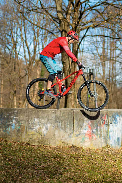   Droppin In! As soon as the front wheel rolls over the edge, you stretch your legs and arms dynamically. At the same time, your centre of gravity moves backwards and upwards. Result: The front wheel becomes light. The more determined the stretch, the more you prevent a nose landing. Don't get scared: Now it's time to go down! | Wrong: Leg and arm extension too weak