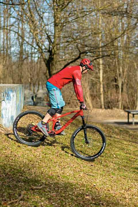   Landing: To land, extend your legs and arms like aeroplane landing gear. This allows you to absorb the impact energy by flexing your limbs as you land. Ideally, you will land with both wheels almost simultaneously. Rear-heavy or particularly front-heavy landings can lead to problems, especially on higher drops.  