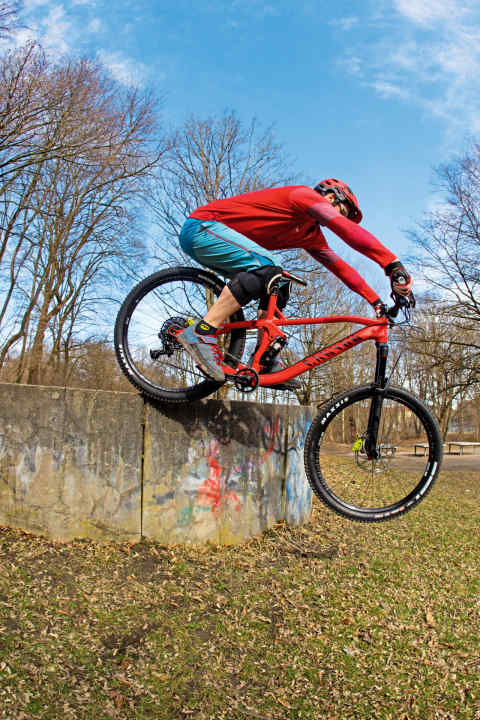   2 Not like this! Important: The stretching impulse must harmonise with the approach speed. If you start slower, the leg and arm extension must be more impulsive. If, on the other hand, you start faster, the impulse may be lower.