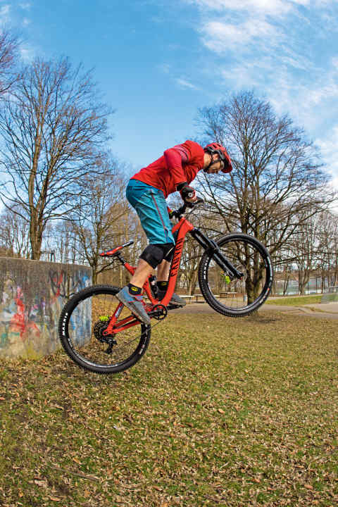   If you have messed up the jump, you will sink into the depths with a nose landing or tail-heavy. Both must be avoided, as high drops often lead to a fall.