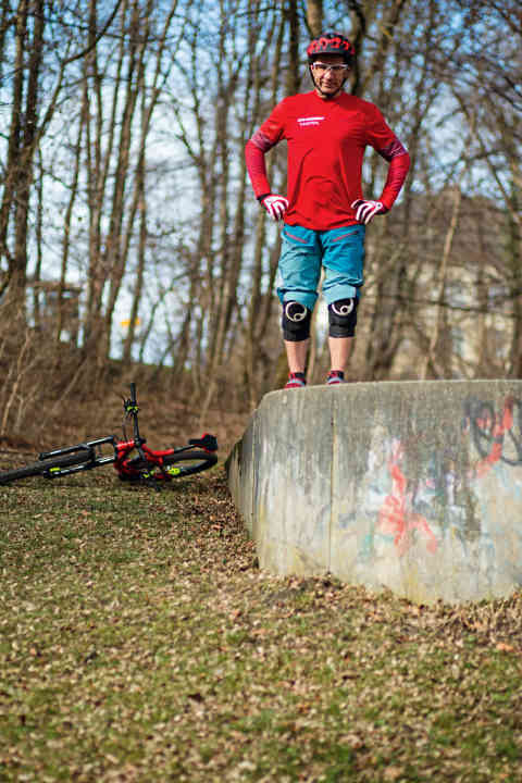   3 Determination is everything! Willpower is just as important as technique when dropping. If you hesitate, you lose. Watch the landing carefully. This helps with the approach, because you often only see the landing at the last moment. You also know what to expect. Clear branches and obstacles from the landing and check the run-out. You should be determined before you set off. Tip: Talk to yourself, it really helps! Because it can prevent anxiety. And fear has been proven to have a negative effect on movement coordination.