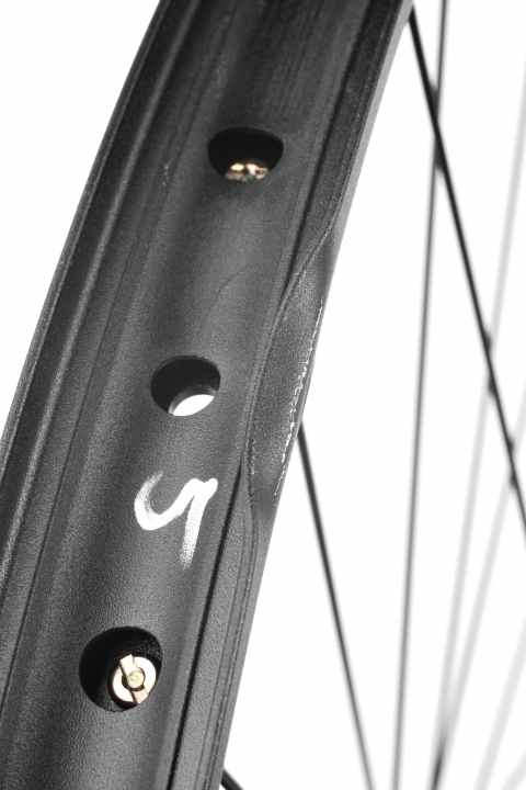   Buckled: Aluminium usually only buckles. But if it gets too much, it will also break - as in the picture of the Sun Ringlé rim, which is the only aluminium rim that tears significantly at impact level 5.