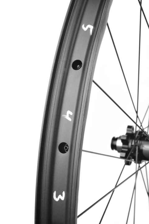   Standhaft: Selbst bei Schlagstufe 5 sind die Beulen in der Newmen-Aluminium-Felge winzig. Besser steckt kein Alu-Ring die Misshandlungen weg. Der Trick: Die Felgenhörner sind leicht ausgestellt.