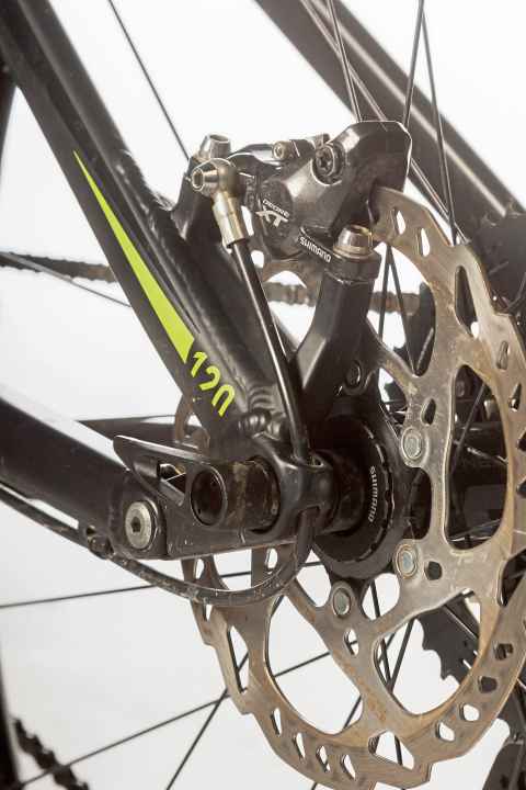   For a clean look, Cube routes the brake line under the left chainstay and guides it to the XT caliper in an elegant 160-degree bend. Unusual, but beautiful and functional.