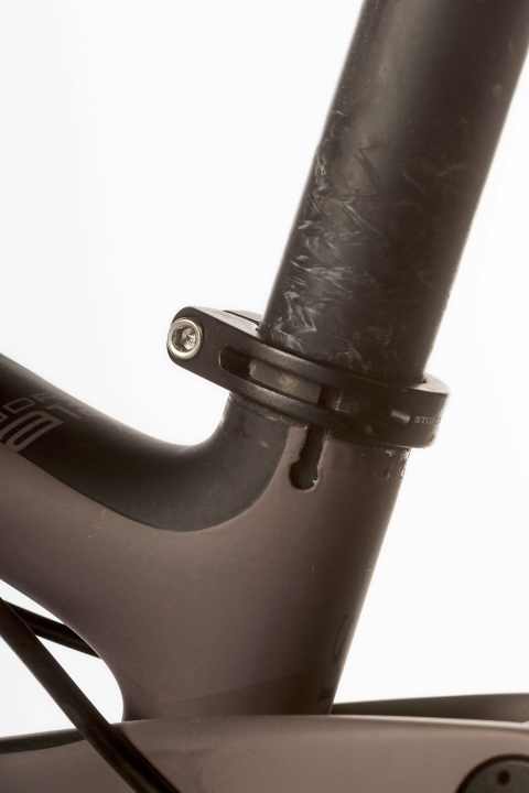   Storck spendiert seinem Ardenic keine Teleskopstütze und auch keinen Schnellspanner an der Sattelstütze. Touren-Fahrer und Trail-Fanatiker werden den Komfort vermissen, und auch im BIKE-Testsystem gibt’s Abzüge. Klassik-Fans und Grammfuchser freuen sich über schlichte Optik und gesparte Masse. 