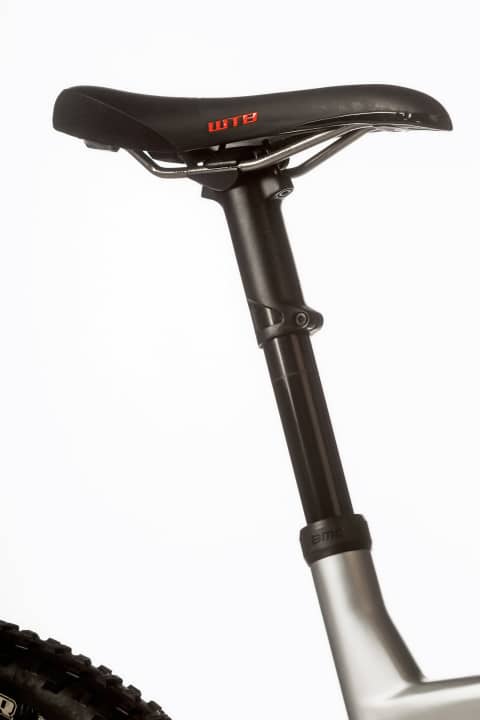   The integrated seatpost from BMC works mechanically and not only lowers the saddle, but also controls the platform on the shock. If you pedal in a seated position with the saddle extended, the platform in the shock is automatically activated. If you lower the saddle for the descent, you open the shock at the same time. To adjust the saddle height, the black tube must be shortened with a saw. After that, you can only adjust it by up to seven centimetres via the seat dome.