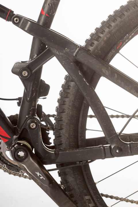   The many aluminium struts on the rear triangle of the Fuji put a lot of pressure on the frame weight. 3.4 kilos without the shock is not competitive. On the other hand, the rear triangle with M-Link in the centre of the chainstay is almost drive-neutral.