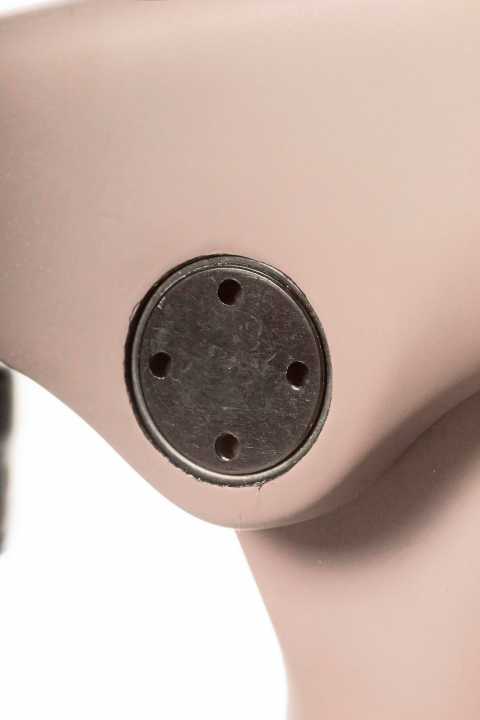   To top off the elegant look, Storck uses special bolts on the rear triangle instead of Allen or Torx screws, and the appropriate tools are included. If the rear triangle loosens up on tour, you can't get any further with normal tools.