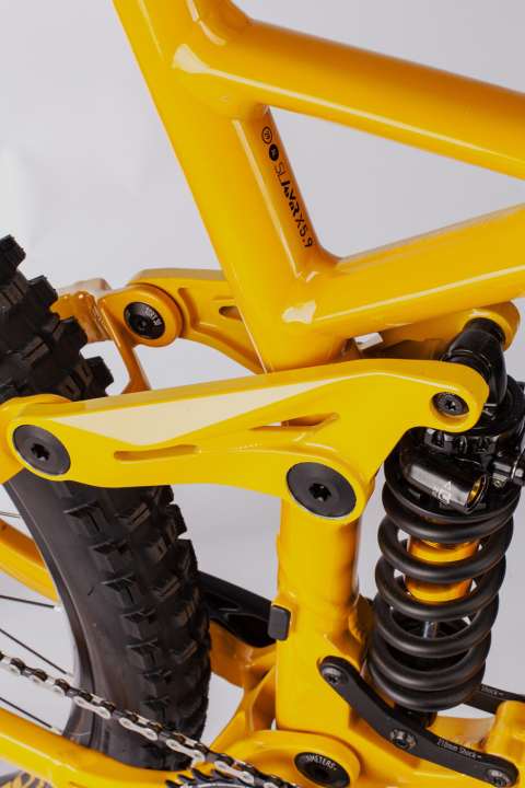   Die neue Wippe soll deutlich steifer sein und so die neu dimensionierten Hinterbaulager schonen.