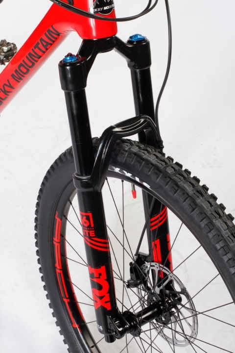   Statt einer Fox 34 wie im Thunderbolt Carbon 70 ist in der BC-Edition eine 36er verbaut.