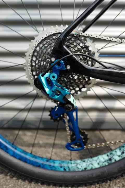 Damit beim Grave Digger auch das kleinste Detail passt, hat Tony sogar das Sram-Schaltwerk umeloxieren lassen. Irre!