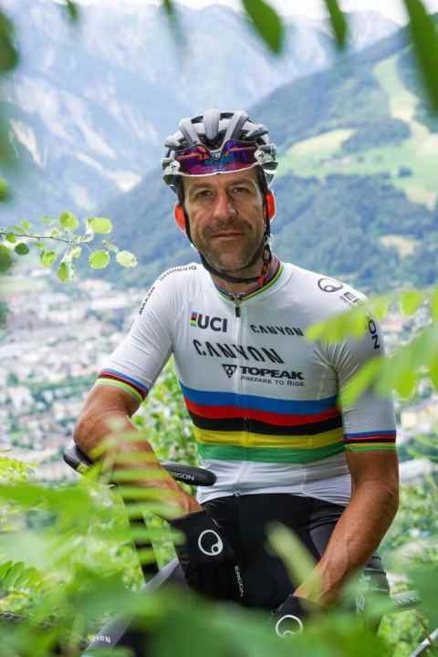   In jungen Jahren versuchte sich Alban Lakata (39) zunächst als Volleyballer und Marathon-Läufer, ehe er Ende der 90er zum Biken wechselte. Mit drei WM- und zwei EM-Titeln gehört er zu den erfolgreichsten Fahrern im Marathon-Sport. Legendär ist Lakatas Sieg beim Hardcore-Marathon Leadville 100 in Colorado, den bis dahin noch kein Ausländer gewinnen konnte.