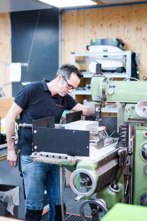  Alle Prüfstände werden im Institut gebaut. In der Werkstatt von Jürgen Haag werden Adapter und Kleinteile gefertigt, falls benötigt.