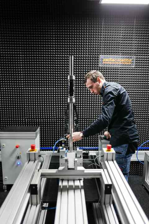   The first years as a bicycle expert were so tough that Dirk Zedler had to be financially supported by his parents. Today, Zedler's institute has 23 employees and inspects around 500 frames and 1,200 accessories per year - from carbon fibre bikes to bicycle bells.