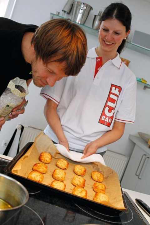   Golden yellow from the oven: the homemade date and peanut bars are the perfect snack for longer MTB tours.