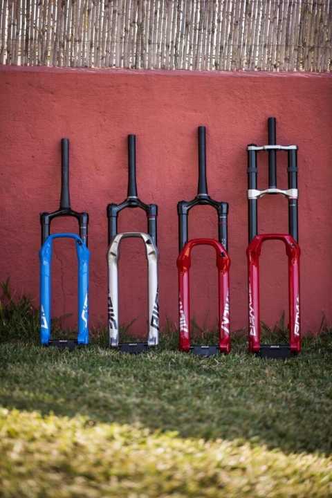 Neben den neuen Namen gibts die 2020er-Rockshox-Gabeln auch in neuen Farben. Die SID ist, wie die Ur-SID, wieder in Blau erhältlich. Die Pike fängt in Silber-Hochglanz die neidischen Blicke anderer Biker ein. Natürlich gibts alle Gabeln auch ganz in Schwarz. | z.