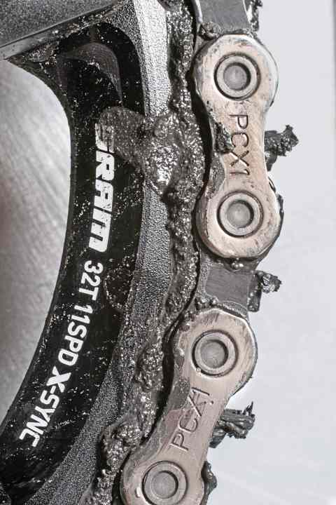 Kette verschlissen: Eine alte Kette schaltet oft schlecht. Gerade bei 1x11- oder 1x12-Antrieben haben die Ketten nach längerer Laufzeit teils enormes Seitenspiel. Auch abgefahrene Ketten­blätter und Kasset­ten tragen zu schlechtem Schalten bei.