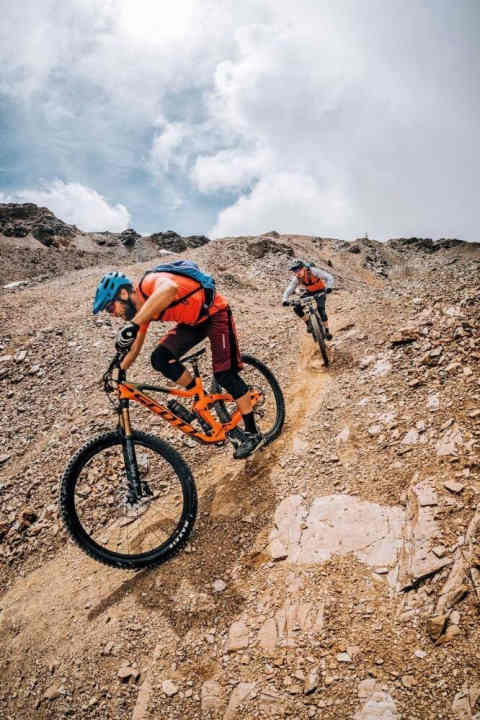   Der erste Teil der Abfahrt vom Parpaner Rothorn war jahrelang Teil des legendären Bike-Attack-Rennens. Auf den verblockten Schotterpfaden sind die Nehmerqualitäten von Fahrwerk und Reifen gefragt.