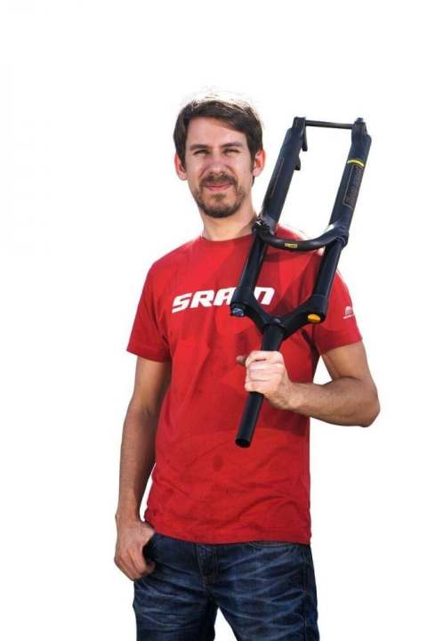 Unser Schrauber-Experte Florian Ohnesorg: Der Zweirad-Mechatroniker war bereits Schrauber-Europameister und besitzt einen Bikeshop in Ingenried bei Schongau. Es gibt kaum ein Bike Problem, das er nicht lösen kann. Bereits am Geruch des Gabelöls kann Florian auf die Kilometerleistung des Bikes schließen.