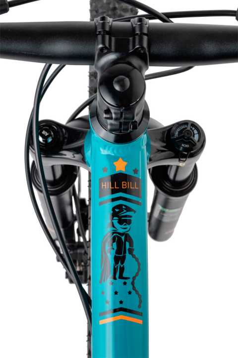 The 40 mm stem stands for direct handling, the wide, butted handlebar for control. Everything can be gradually replaced with standard parts if you want it to be even lighter or grow with you...