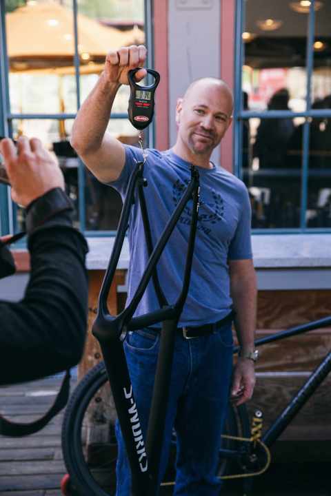   Specialized frontman Vernon Felton proudly presents the new Epic. This Epic S-Works frame weighs in at a sensational 740 grams. Officially, Specialized states 760 grams for the S-Works frame. Manufacturing tolerances are said to be responsible for the slight weight fluctuations.