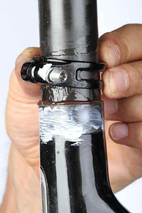   1 Apply a thin layer of carbon assembly paste to the carbon seat post. It should slide smoothly into the cleaned, grease-free seat tube. Treat the clamp and its screw - thread and head - with assembly grease. Prepared in this way, a few Newton metres are often enough to clamp the seat post securely. Observe the manufacturer's torque specification as the upper limit. For aluminium seat posts, assembly grease can also be used as an option, in which case higher clamping forces are required.