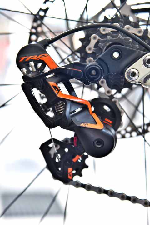   Das Schaltwerk hat zwei Reibungskupplungen und ist wie der Hebel mit Sram 7-fach-Komponenten kombinierbar. Die Farbe orange war eine Sonderfarbe für das Commencal-100%-Downhill-Team und ist nicht im Handel erhältlich.