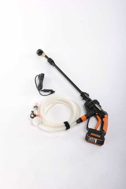 Der Worx Hydroshot WG629E kommt ohne Wasservorrat und nur 15 Minuten Akkulaufzeit. Dafür hat die Waschlanze zwei Druckstufen (max. 22 bar) und fünf Sprüheinstellungen.