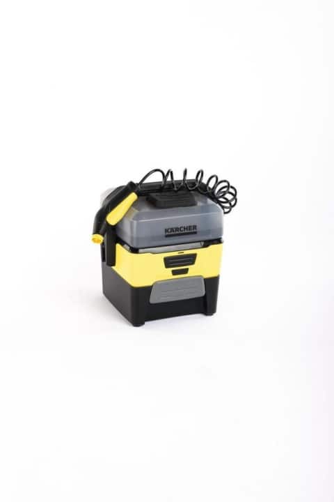The small Kärcher OC 3 Bike Box is compact, well thought-out and easy to use. It comes with a 4-litre water tank, a pressure setting (5 bar) and the battery lasts for 21 minutes.