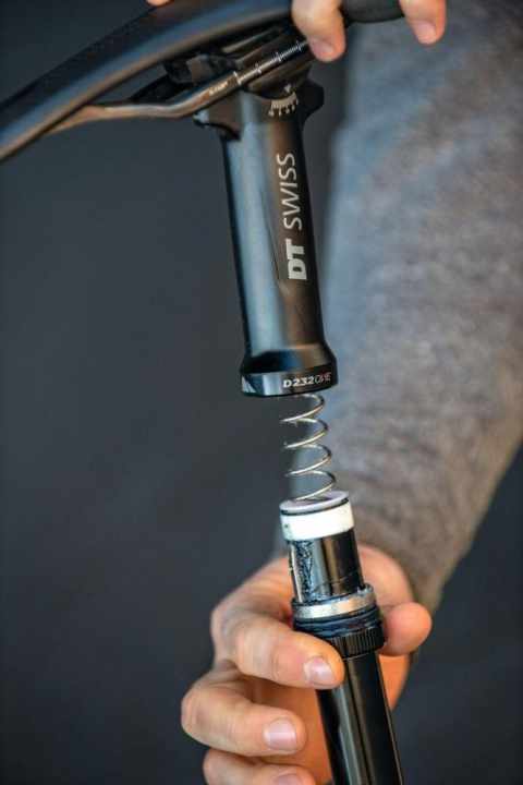   Die Telestütze lässt sich ohne Werkzeug zerlegen und verfügt durch die Stahlfeder über eine robuste Technik. Ein Nachpumpen entfällt.