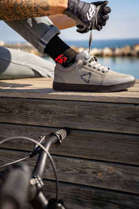 The new <a href="https://www.awin1.com/cread.php?awinmid=28561&awinaffid=471469&clickref=B+Leatt-shoe+2.0&ued=https%3A%2F%2Fwww.alltricks.de%2FF-10006-chaussures-velo%2FP-1547755-leatt_2_0_flache_schuhe_onyx_blue" target="_blank" rel="noopener noreferrer nofollow">Leatt shoe 2.0 </a>* aims to master the balancing act between trail and everyday life. The €89 MTB shoe has a soft upper for plenty of comfort and is made from synthetic suede.