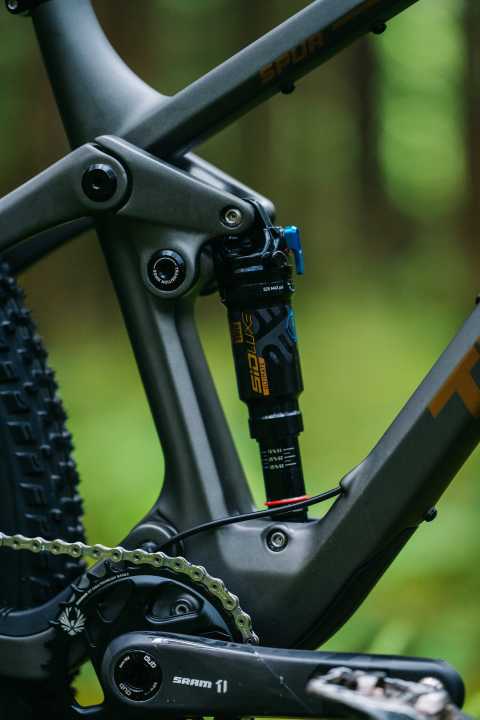   Transition has deliberately dispensed with a handlebar remote control for locking the damper on the Spur.