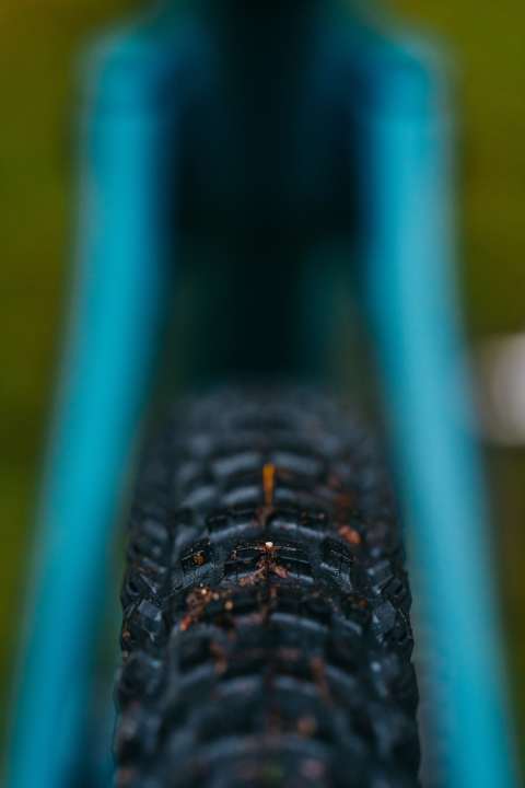   29er tyres up to 2.4 inches wide fit in the Spur frame.