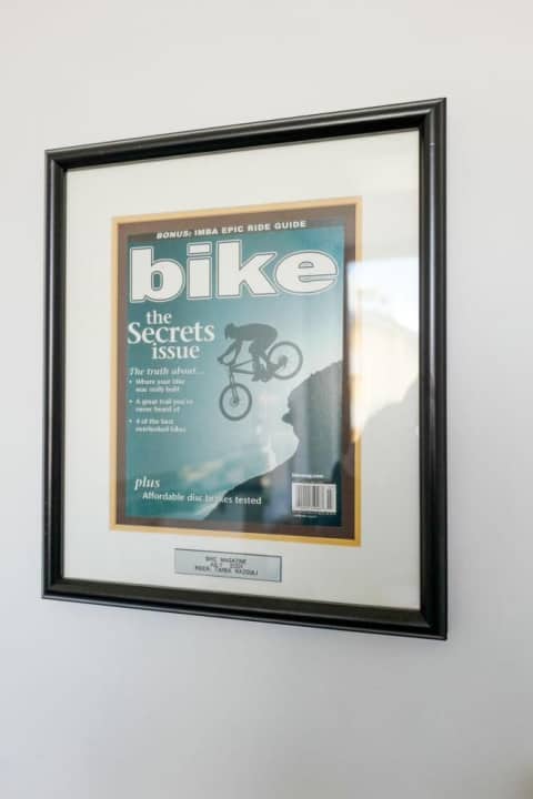   Coverboy Tarek: Der Titel der amerikanischen Bike von Juli 2001 ziert die Wand in Tareks Büro.