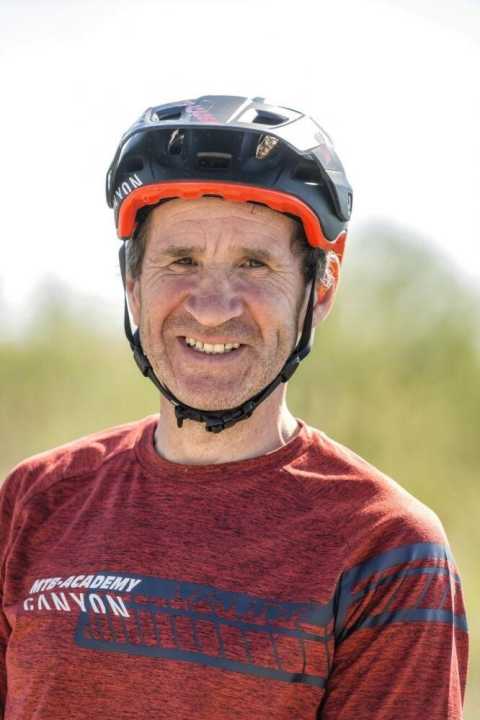    Stefan Herrmann, Fahrtechnikexperte   Jahrelange Rennerfahrung, zwei WM-Medaillen und ein Sportstudium qualifizieren Stefan zu einem der besten Fahrtechniktrainer. Obendrein hat er ein Händchen dafür, komplizierte Bewegungsabläufe einfach zu erklären.