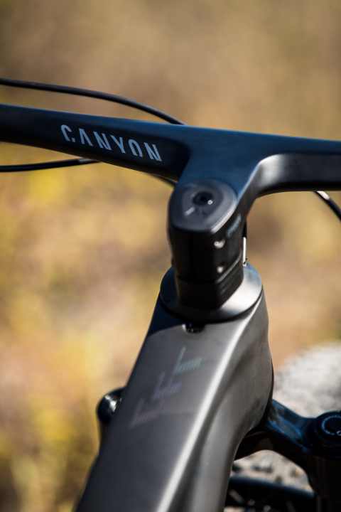   Bei den Lux CF SLX-Modellen schraubt Canyon sein einteiliges Carbon-Cockpit mit 334 Gramm auf den Gabelschaft.