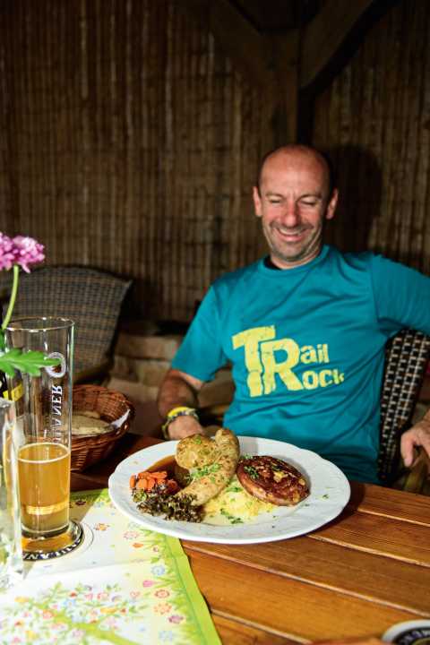   Perhaps not the ideal diet for athletes, but Patrick Wiedemann is a Palatine through and through. So a plate of Saumagen is a must, even on tour.